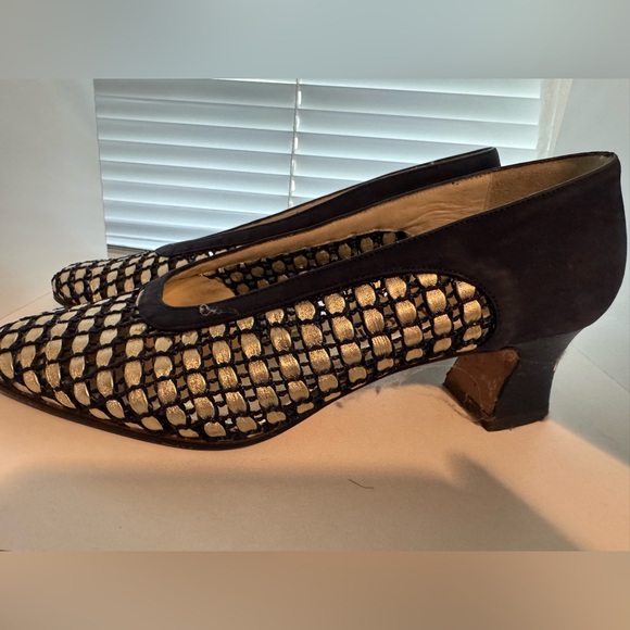 Elegant Black and Gold Women's Shoes - Picture 3 of 4